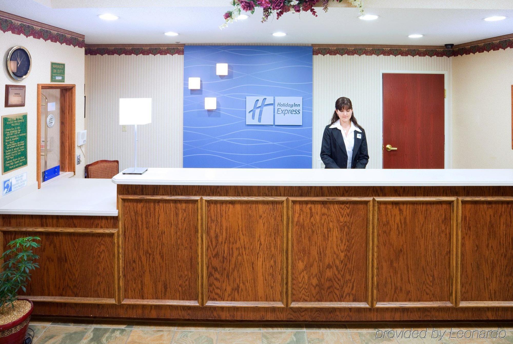 ホリデイ イン エクスプレス ヒルズビル エクステリア 写真